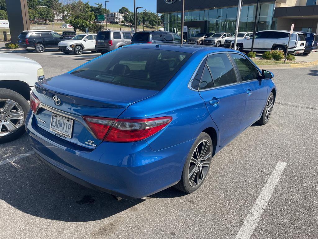 2016 Toyota Camry SE photo 5