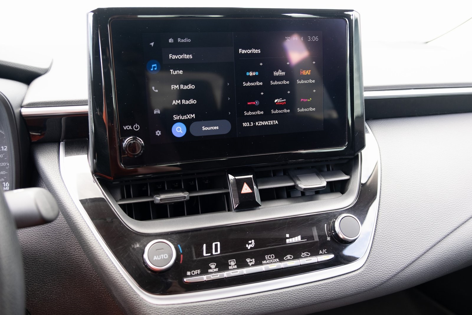 2024 Toyota Corolla LE photo 3