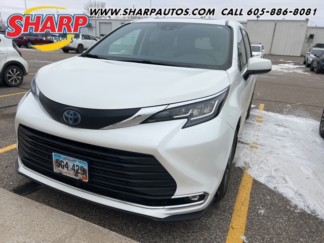 2021 Toyota Sienna XLE's photo