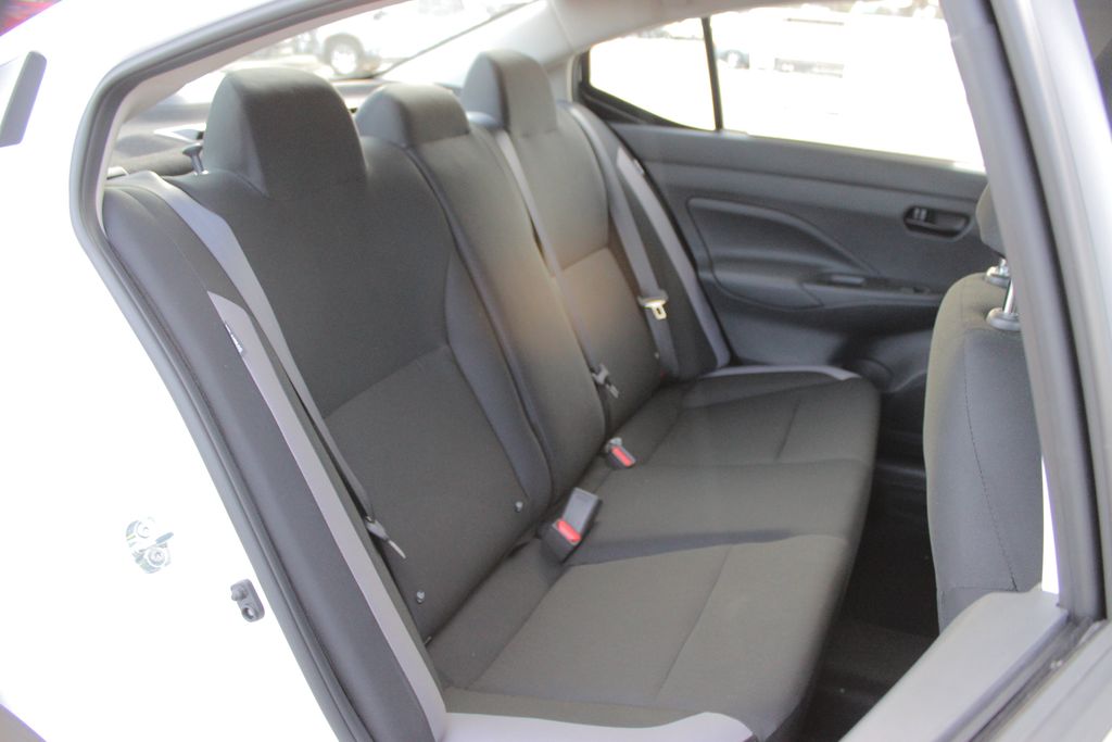 2025 Nissan Versa 1.6 SV photo 14