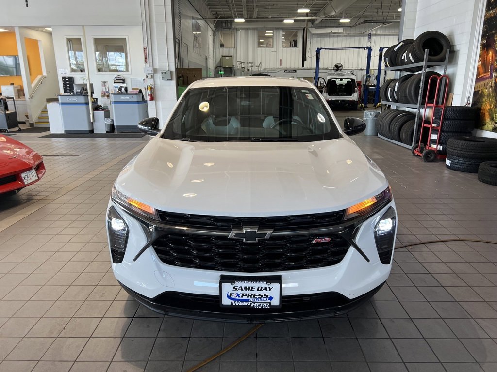 2024 Chevrolet Trax photo 2