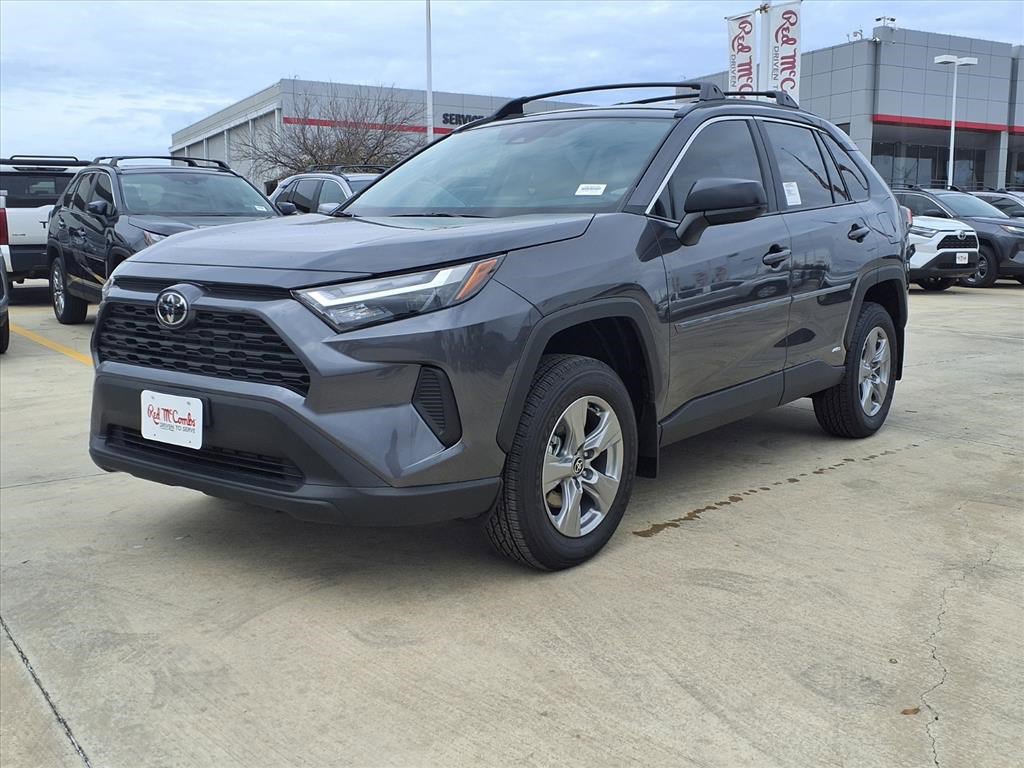 2025 Toyota RAV4 LE's photo