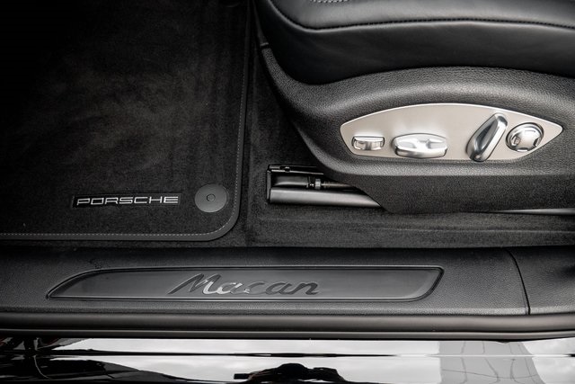2025 Porsche Macan T photo 7