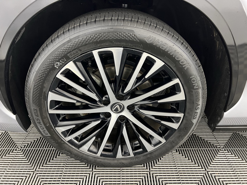 2023 Lexus RZ 450e Luxury photo 9