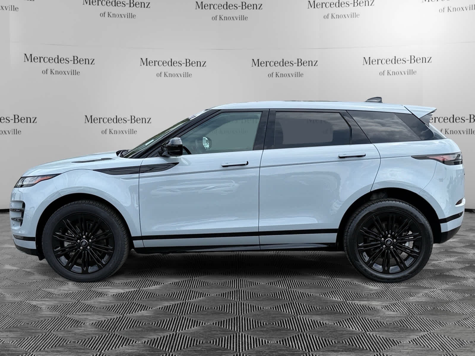 2024 Land Rover Range Rover Evoque Dynamic SE photo 2