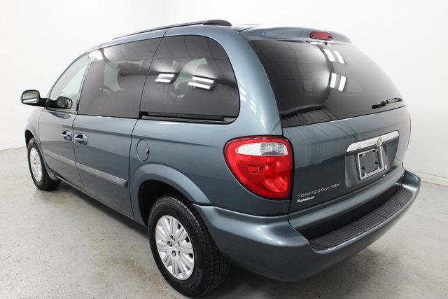 2007 Chrysler Town & Country LX photo 9