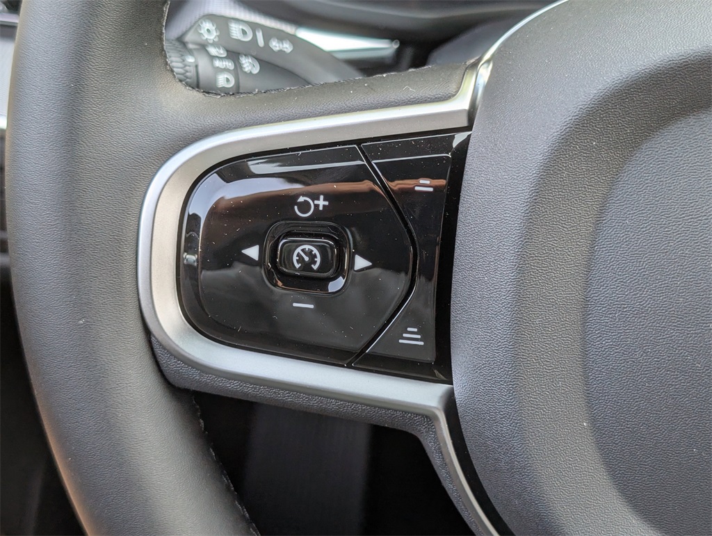 2026 Volvo XC60 B5 Black Edition photo 15