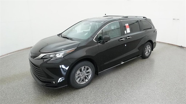 2025 Toyota Sienna XLE's photo