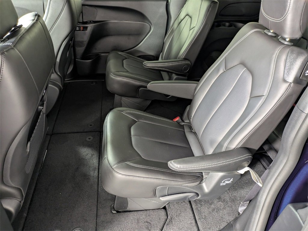 2025 Chrysler Pacifica photo 12