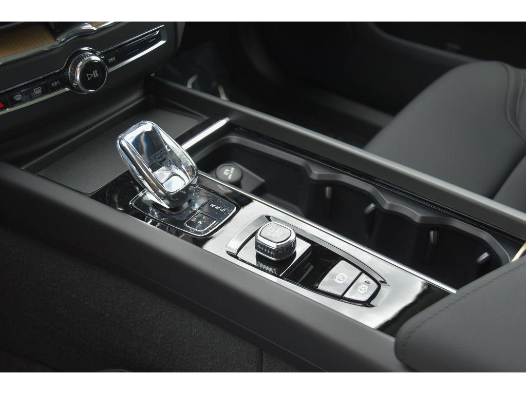 2026 Volvo XC60 B5 Plus photo 29