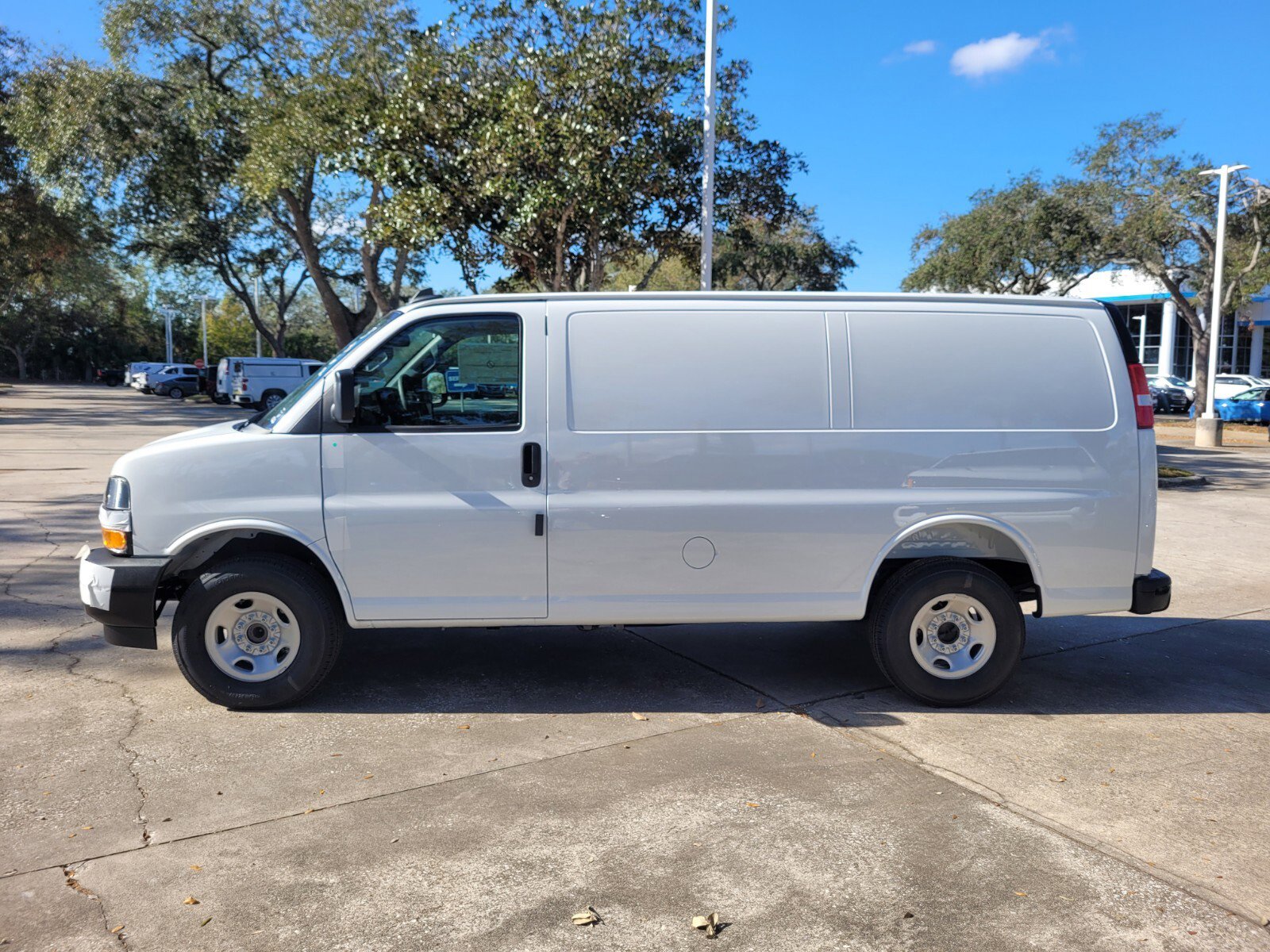 2025 Chevrolet Express Cargo 2500 photo 4