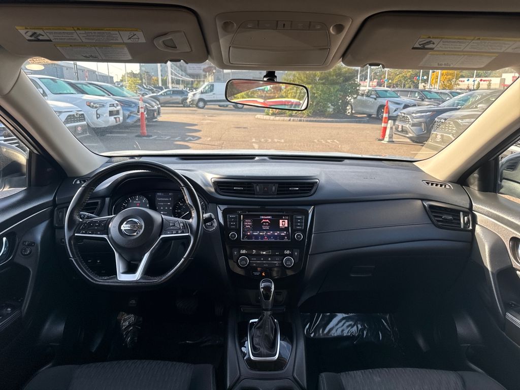 2018 Nissan Rogue SV photo 2
