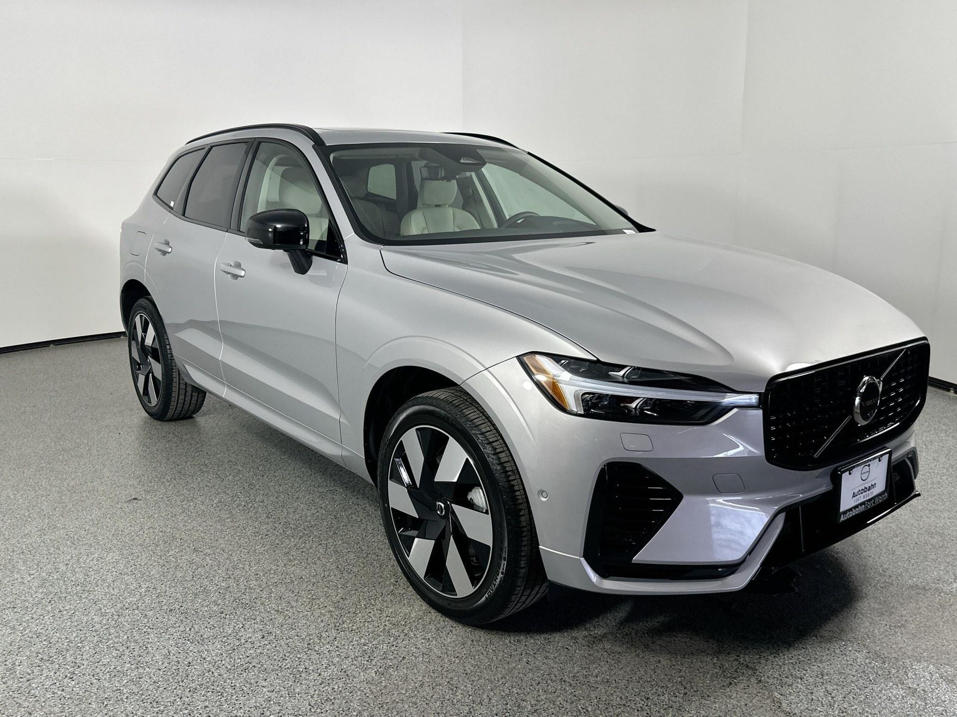 2025 Volvo XC60 T8 Plus photo 3