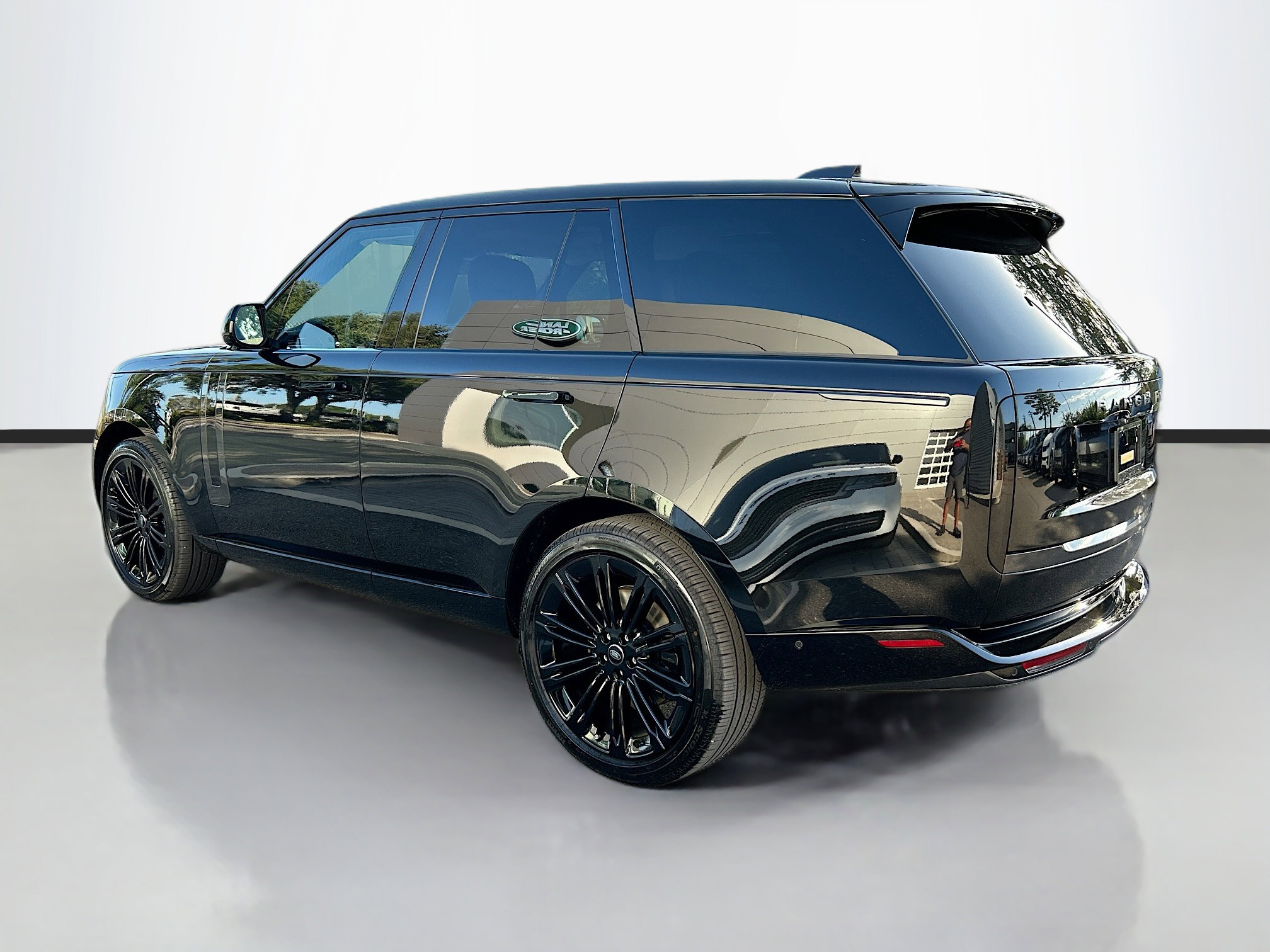 2025 Land Rover Range Rover SE photo 3