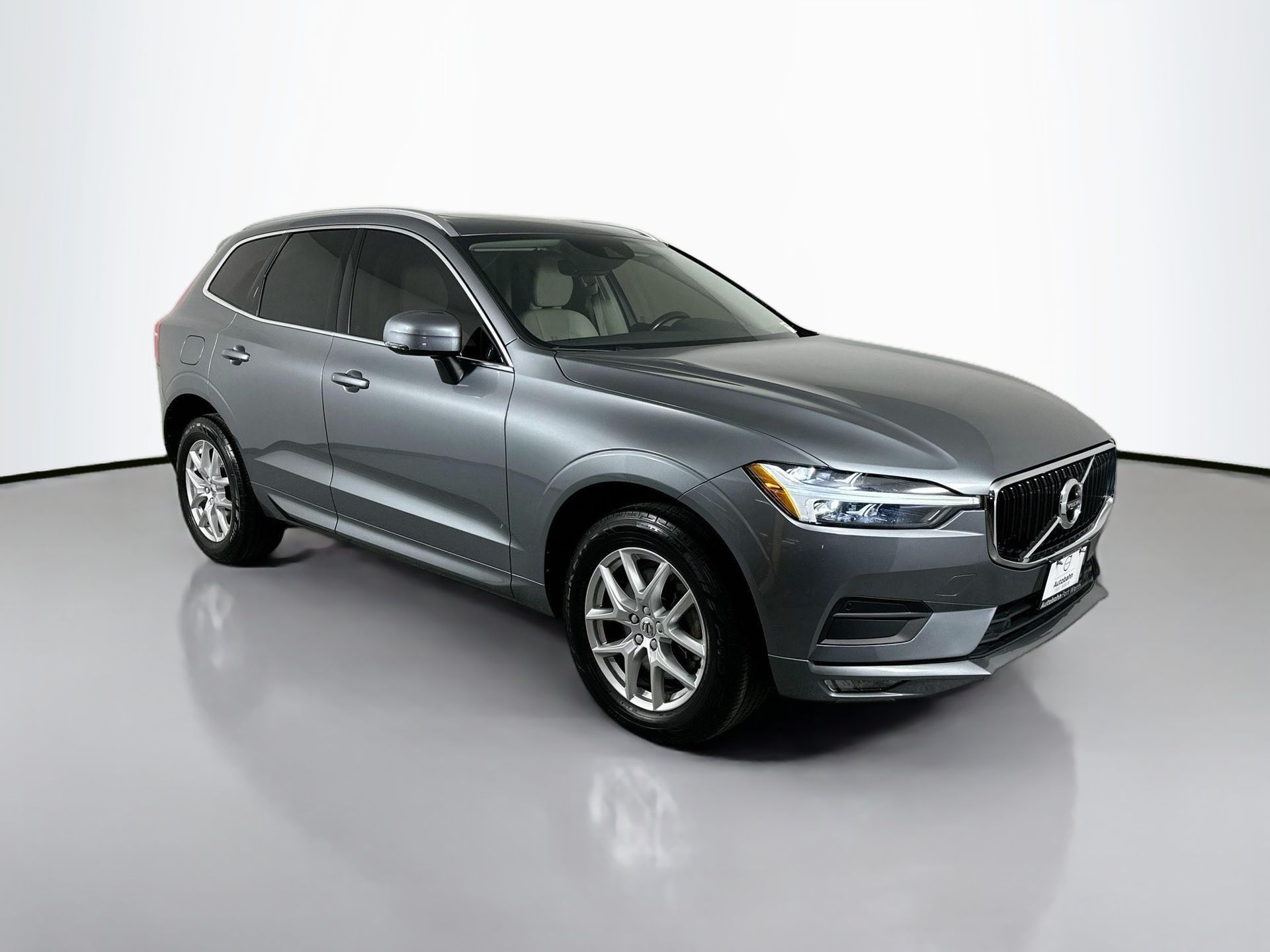 2021 Volvo XC60 T6 Momentum photo 3
