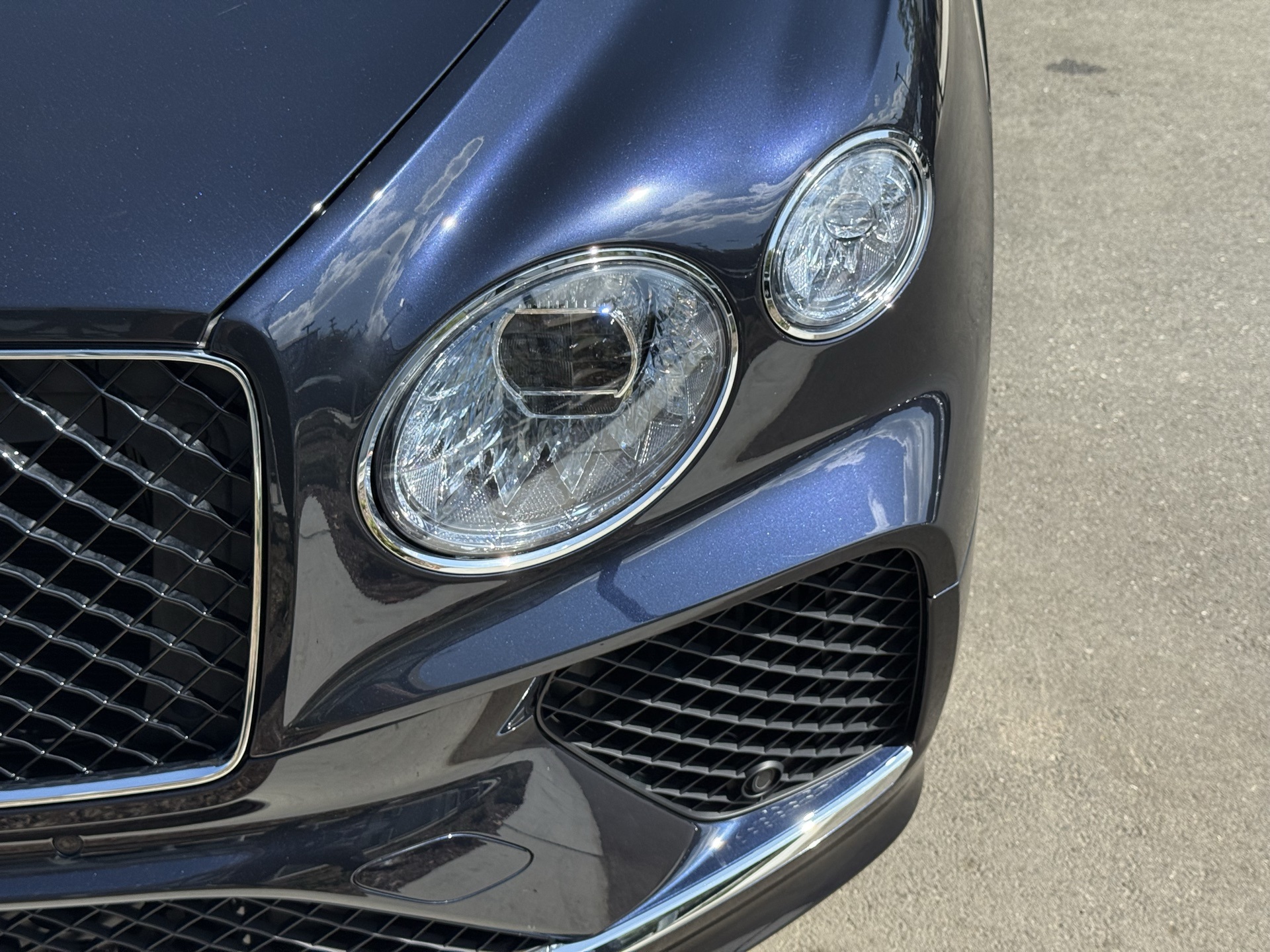 2024 Bentley Bentayga V8 photo 10