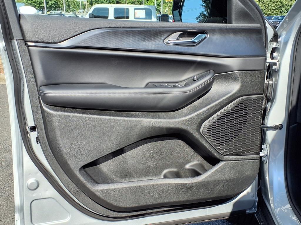 2025 Jeep Grand Cherokee Altitude photo 3