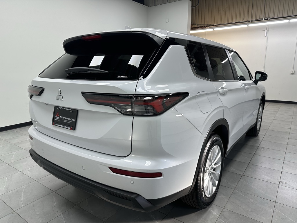 2025 Mitsubishi Outlander ES photo 4
