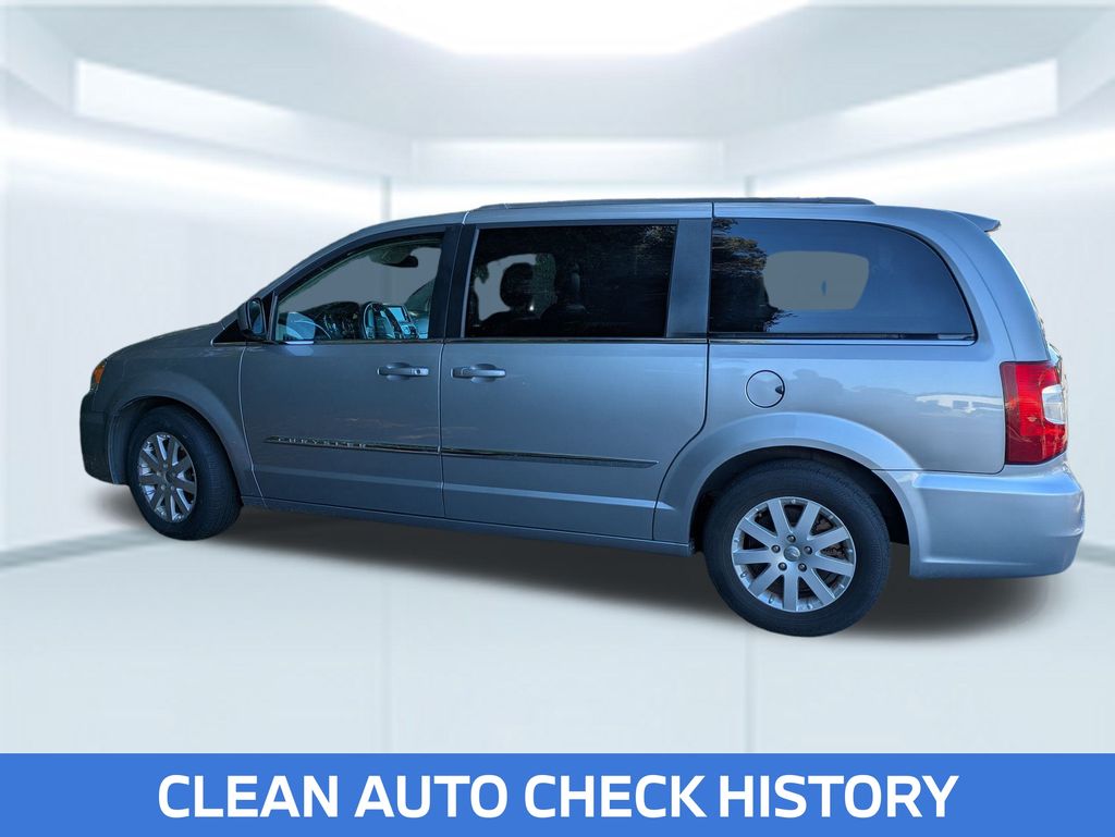 2016 Chrysler Town & Country Touring photo 2