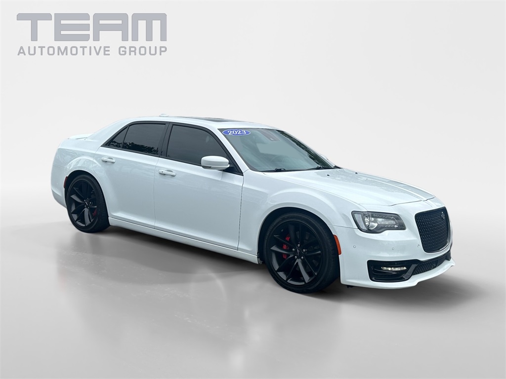 2023 Chrysler 300 C's photo