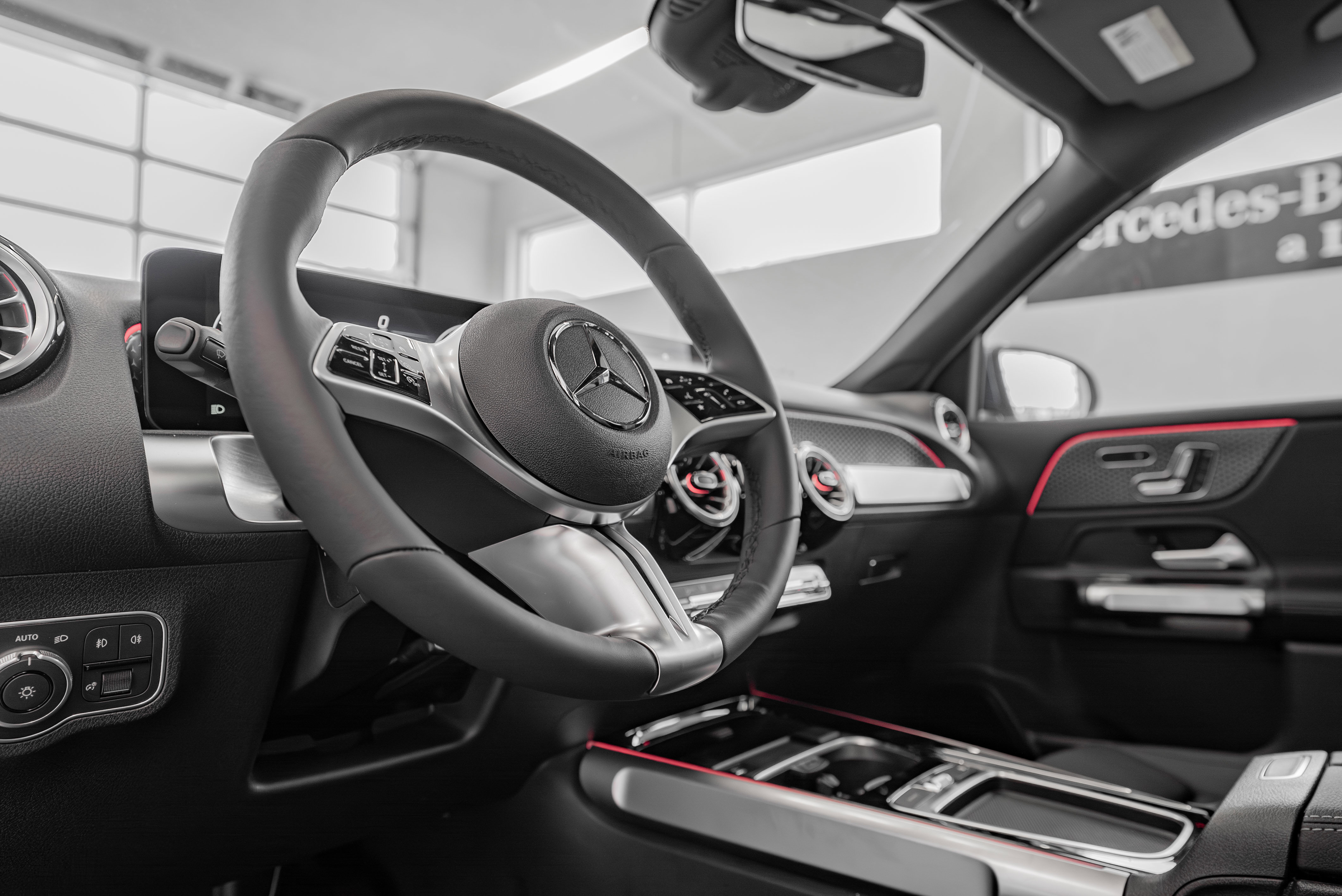 2025 Mercedes Benz GLB 250 photo 2