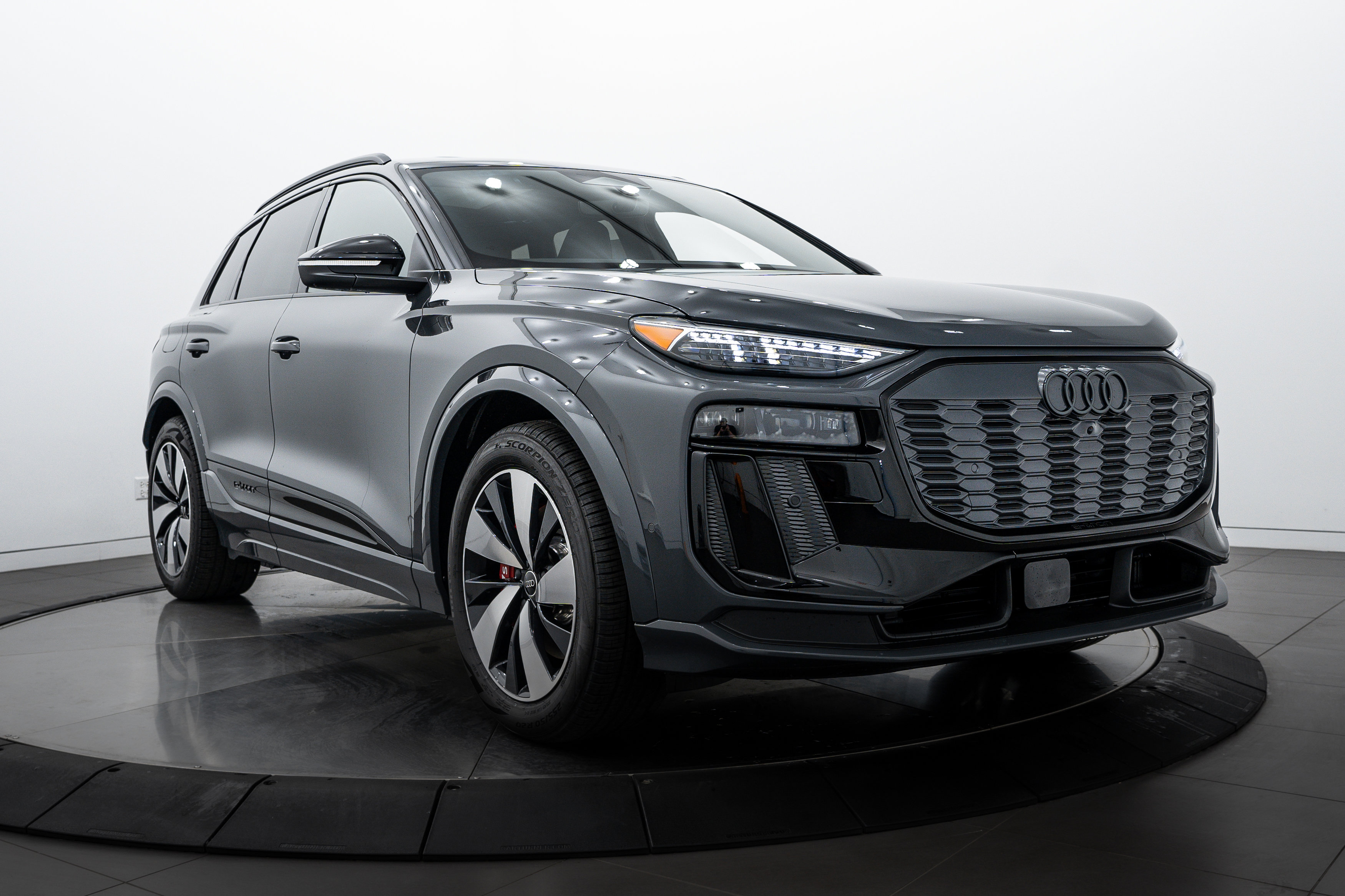 2025 Audi SQ6 photo 2