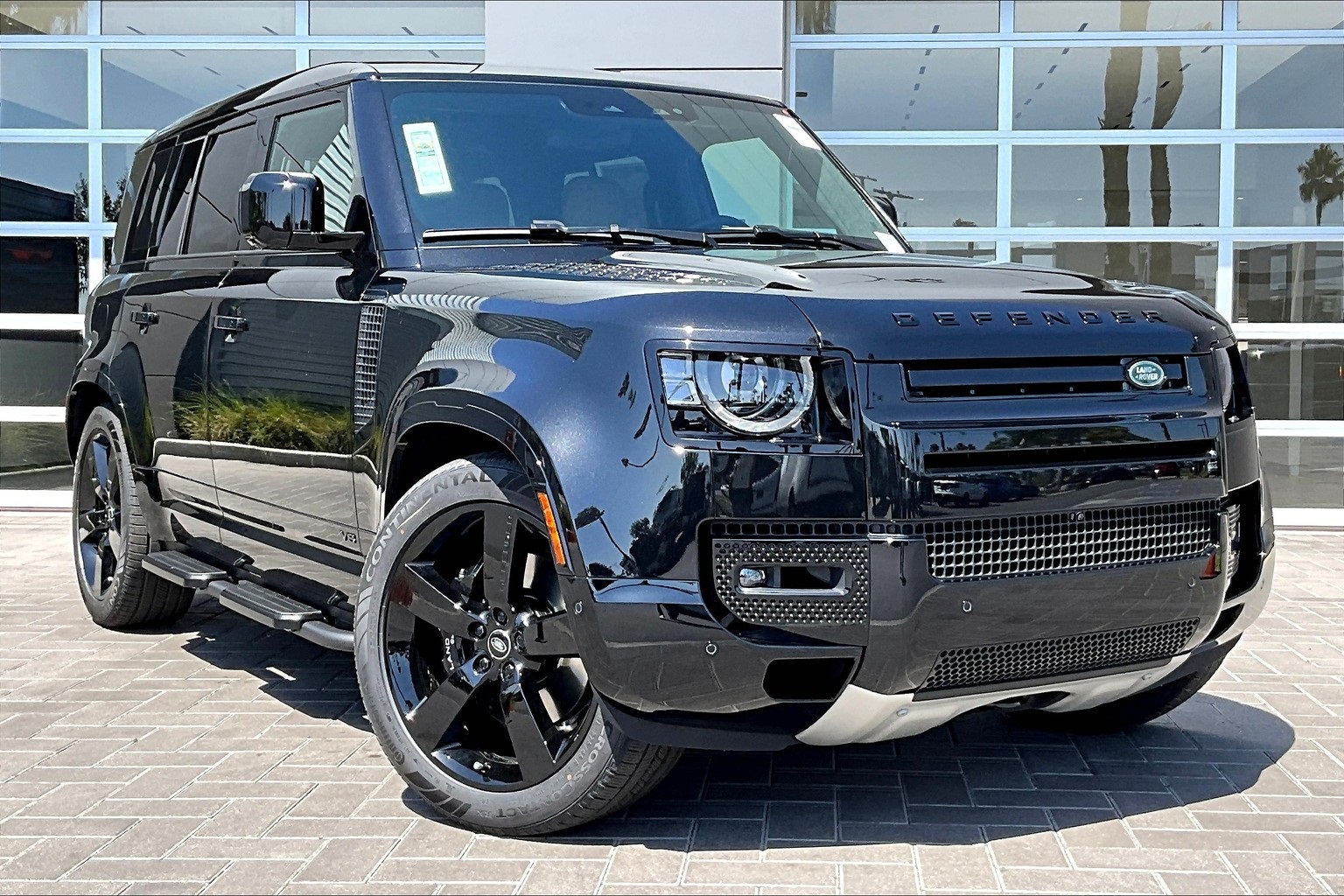 2025 Land Rover Defender 110 V8 photo 2
