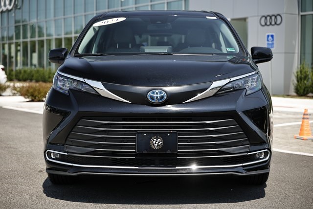 2024 Toyota Sienna XLE photo 13