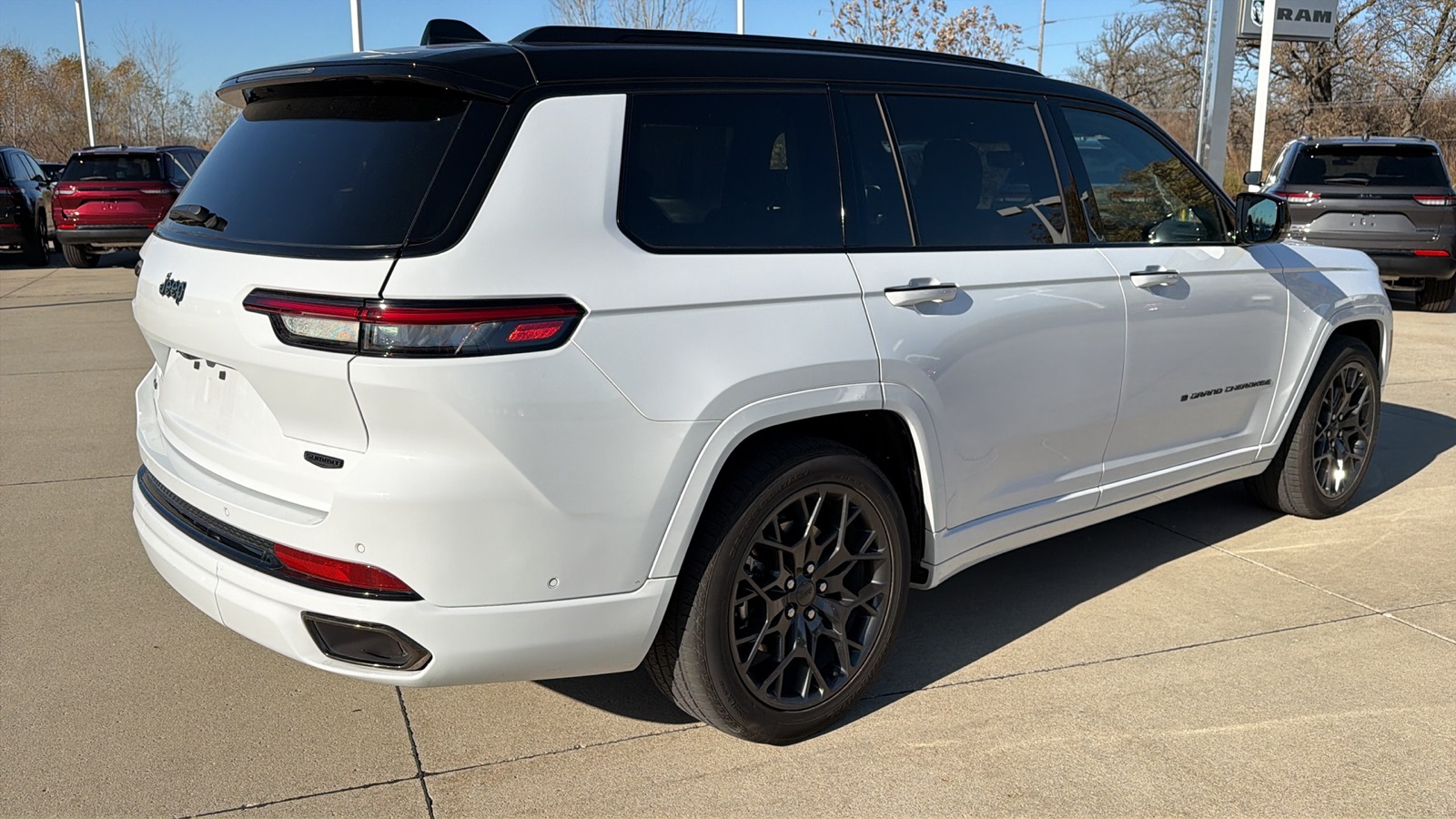 2023 Jeep Grand Cherokee L Summit photo 3