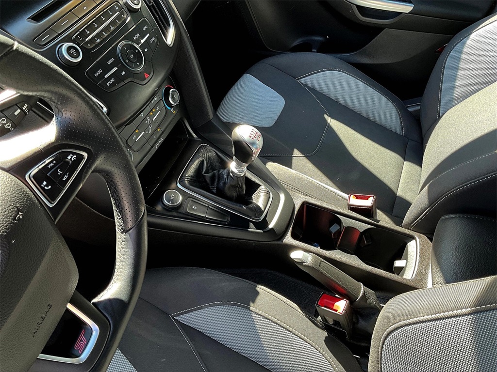2017 Ford Focus ST photo 18