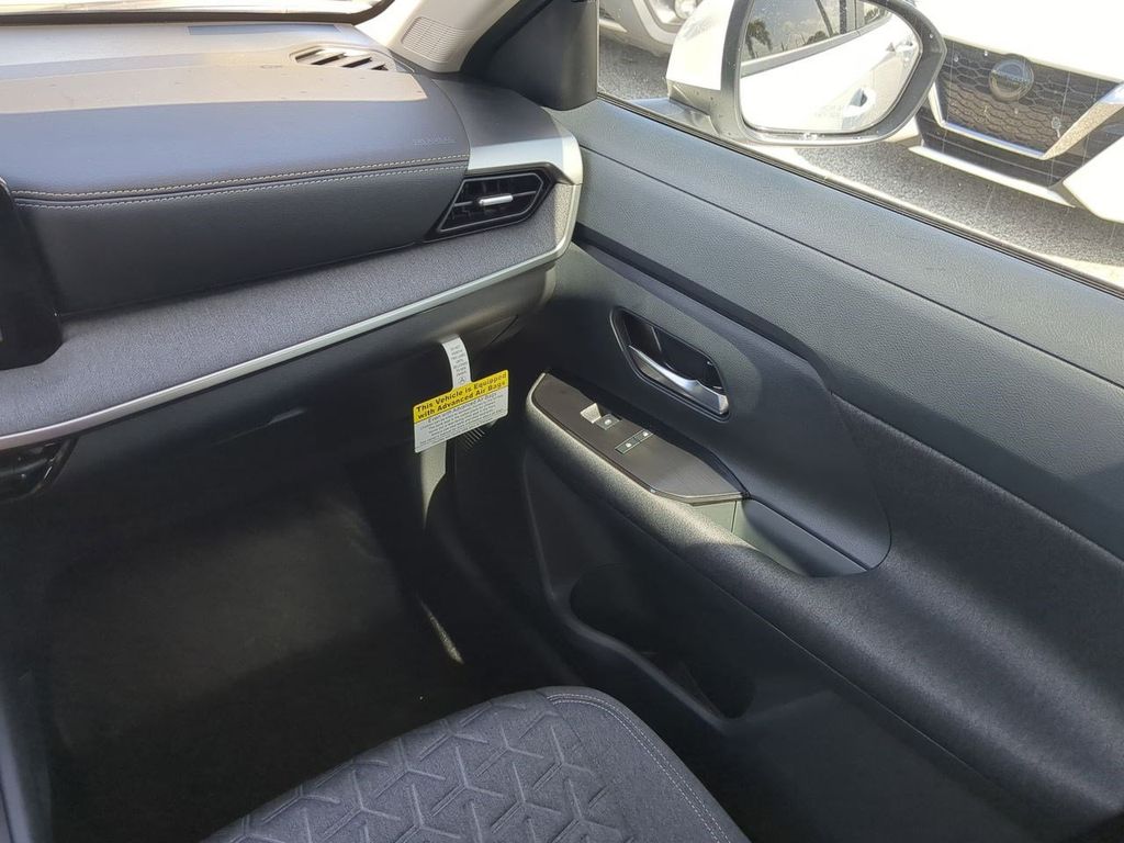 2025 Nissan Kicks SV photo 8