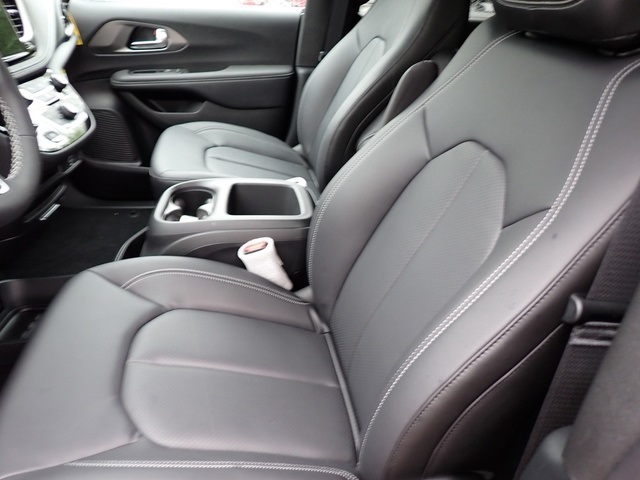 2026 Chrysler Pacifica photo 11