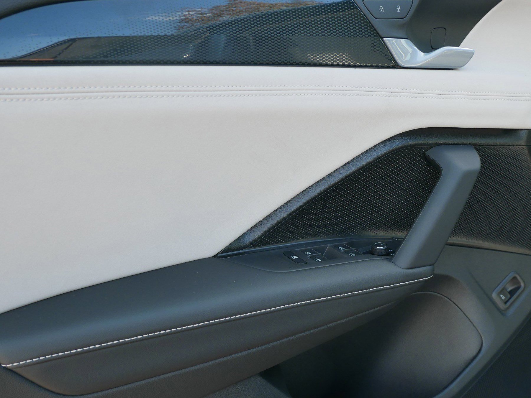 2025 Volkswagen Tiguan SE photo 4