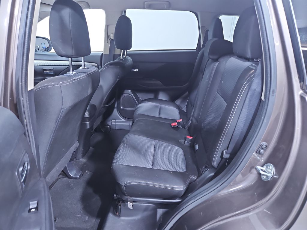 2017 Mitsubishi Outlander ES photo 20