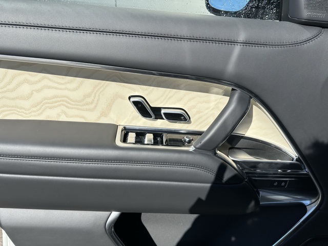 2025 Land Rover Range Rover SV photo 26