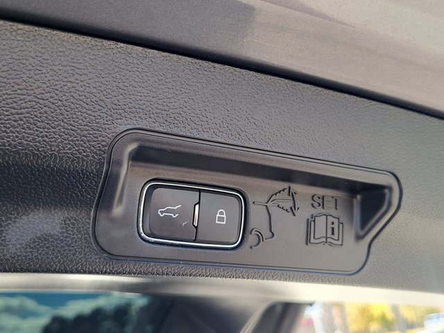 2022 Ford Explorer ST photo 3