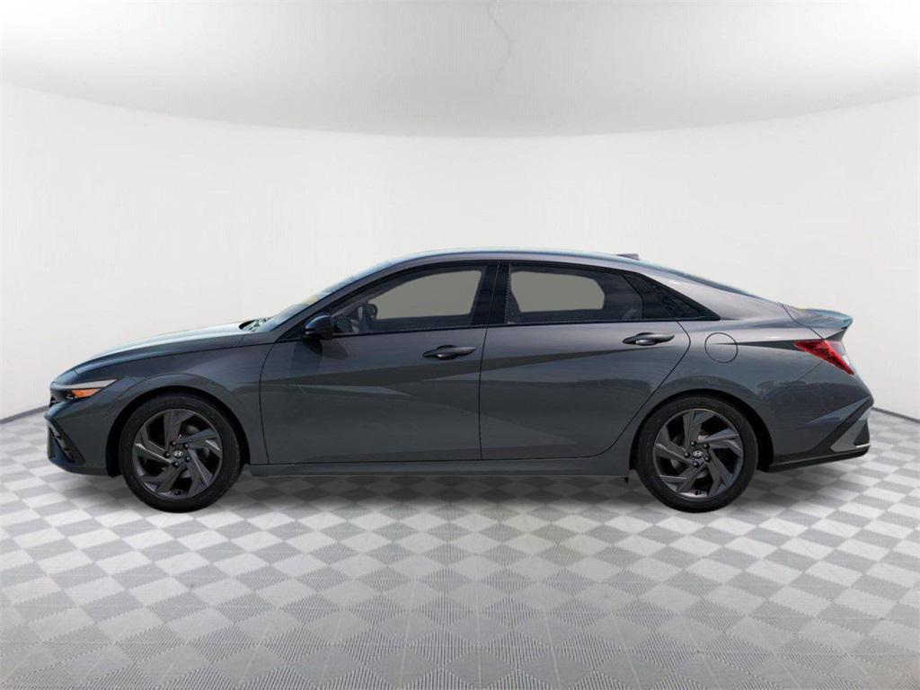 2026 Hyundai Elantra SEL Sport photo 2