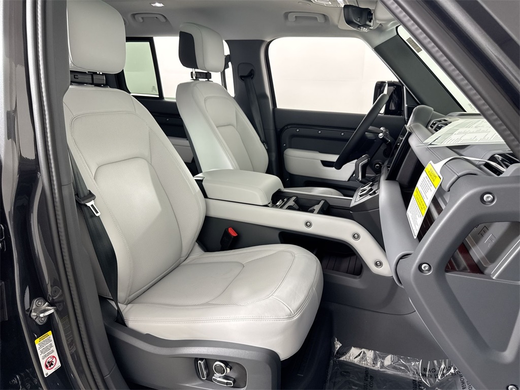 2025 Land Rover Defender 130 X-Dynamic SE photo 23