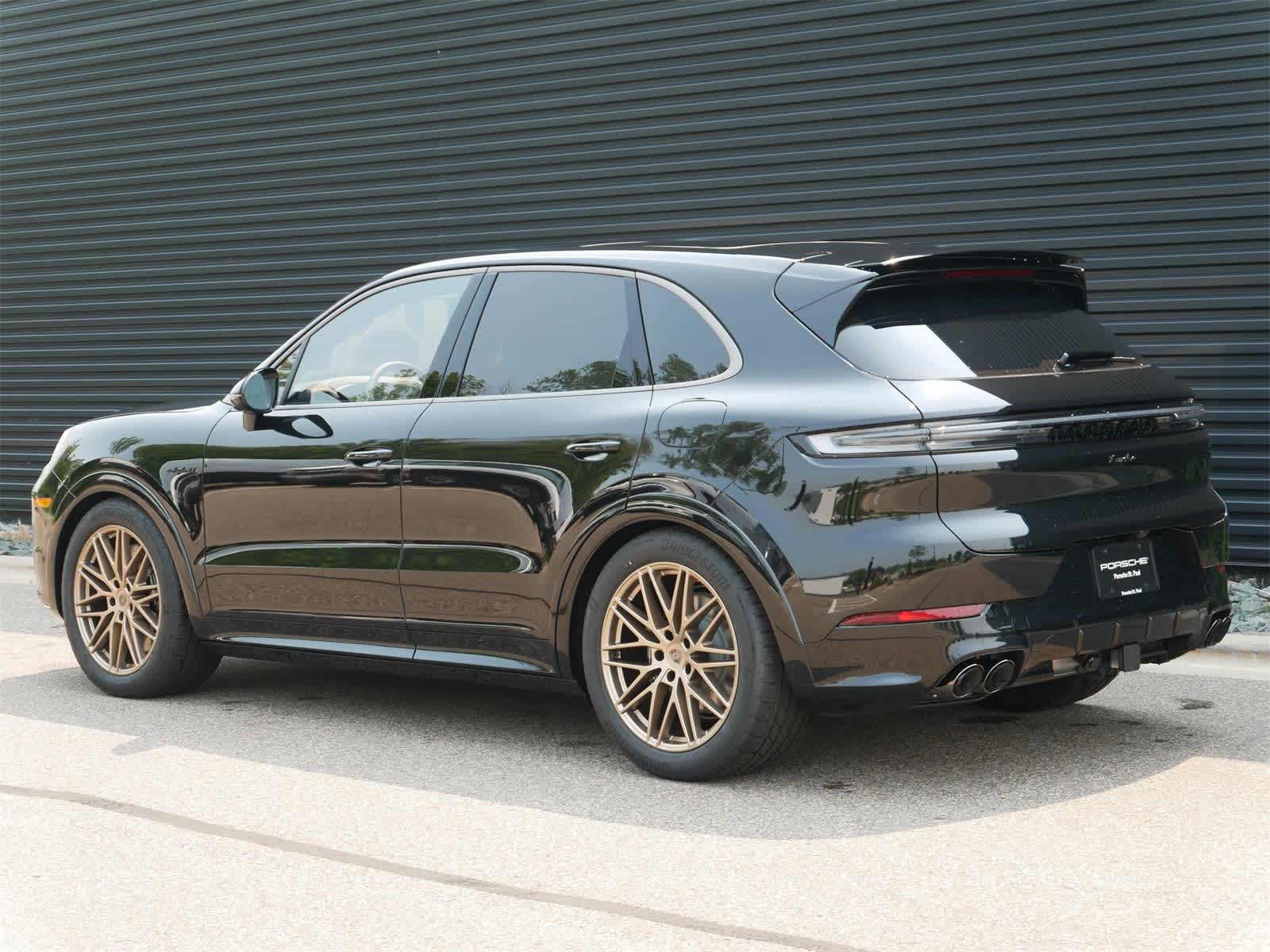 2025 Porsche Cayenne Turbo E-Hybrid photo 2
