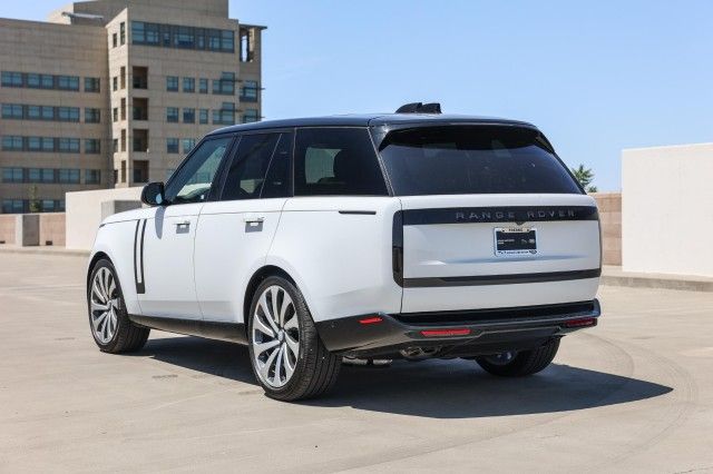 2025 Land Rover Range Rover SE photo 4