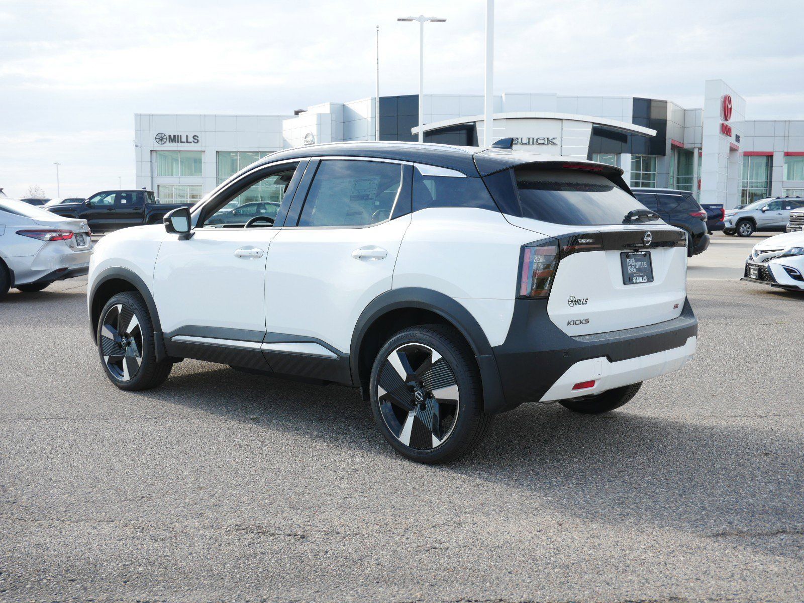 2025 Nissan Kicks SR photo 3
