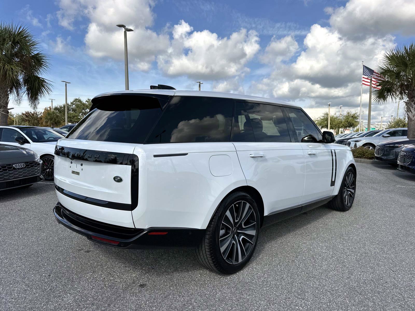 2023 Land Rover Range Rover SE photo 4