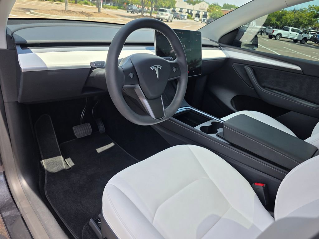 2025 Tesla Model Y Long Range photo 11
