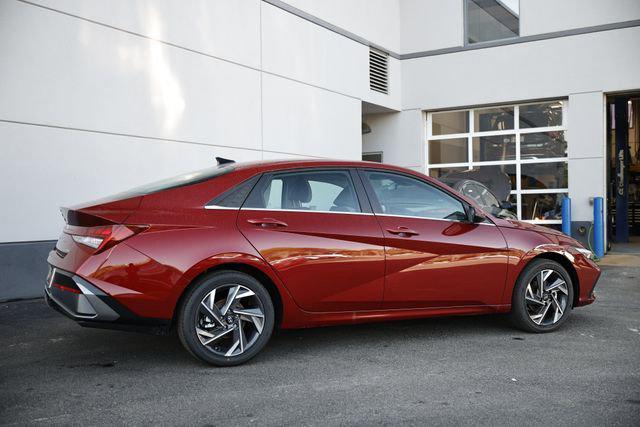 2025 Hyundai Elantra Limited photo 3