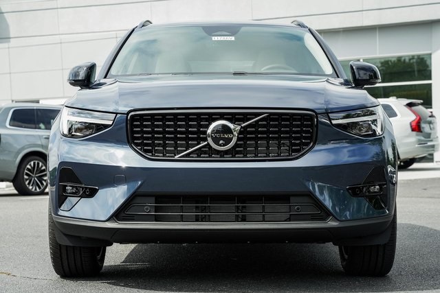 2026 Volvo XC40 AWD photo 2