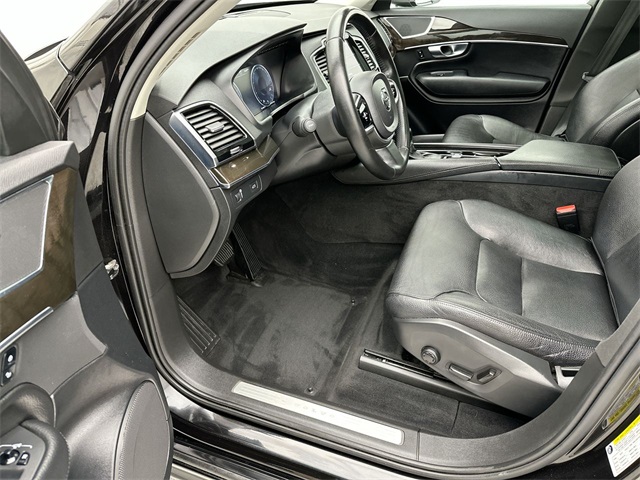 2018 Volvo XC90 T6 Momentum photo 3
