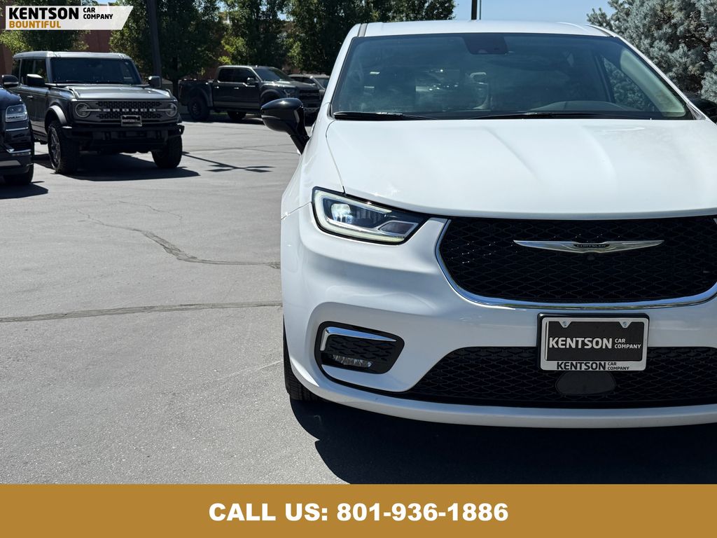 2024 Chrysler Pacifica Touring L photo 13