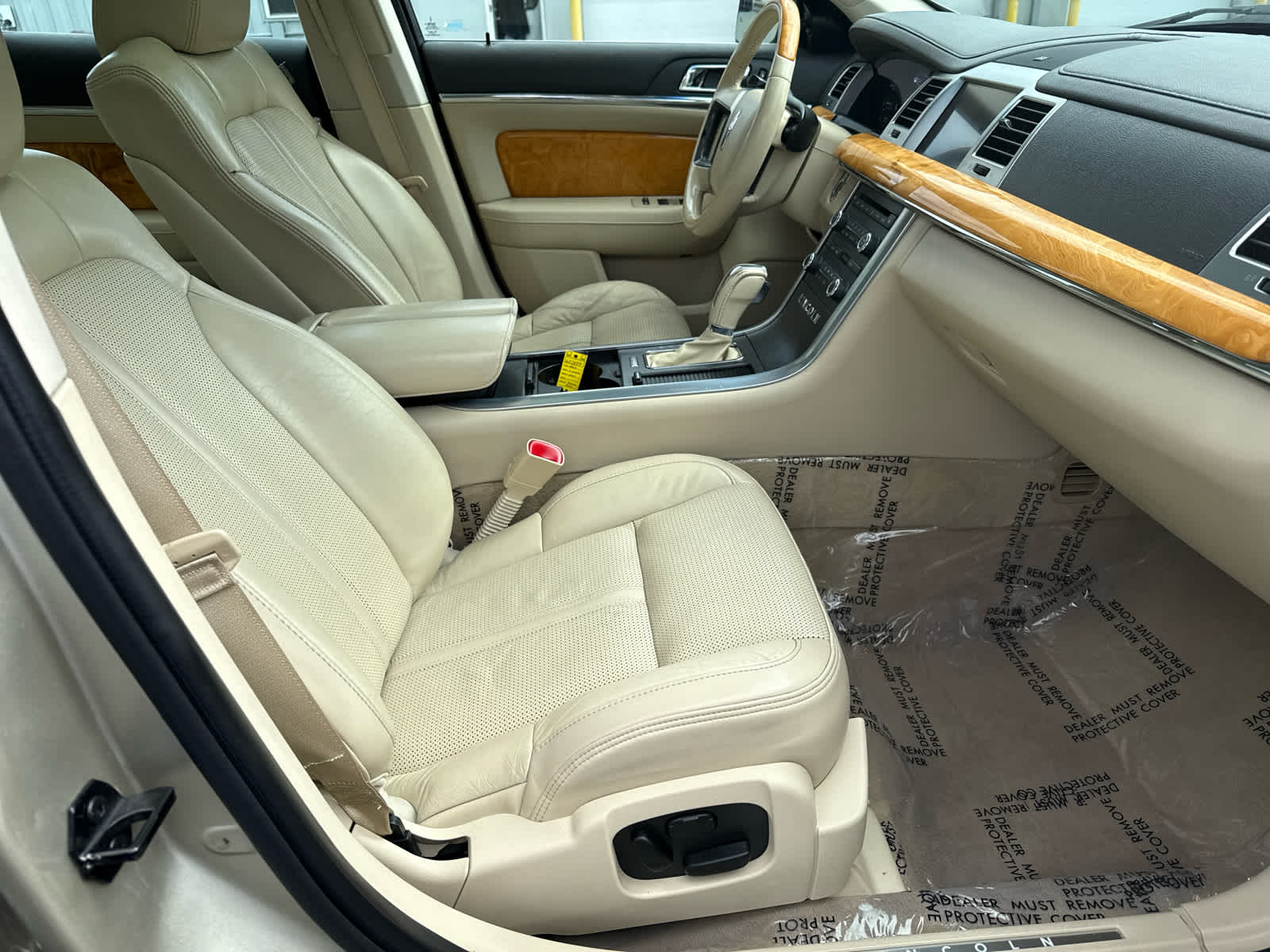 2011 Lincoln MKS photo 10