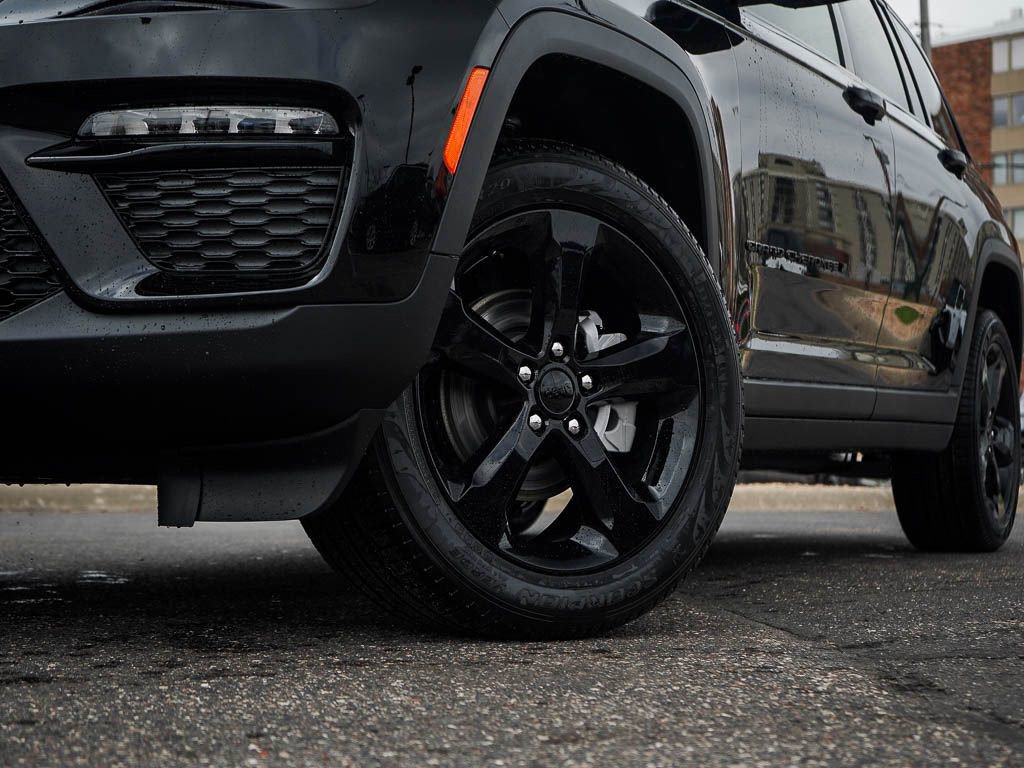 2025 Jeep Grand Cherokee Limited photo 2