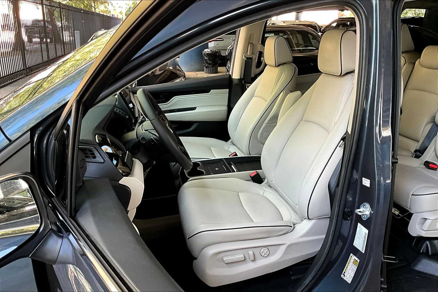 2025 Honda Odyssey Touring photo 7